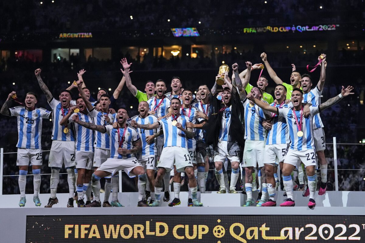 Lionel Messi alza el trofeo de campeón del mundo tras la victoria 4-2 ante Francia por penales en la final