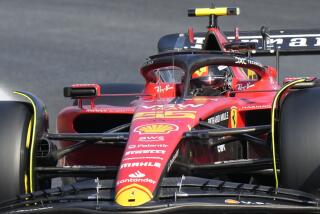 Carlos Sainz, de España, piloto de Ferrari, gira en su monoplaza durante la sesión de calificación del Gran Premio de Italia, en el circuito de Monza, en Monza, Italia, el sábado 2 de septiembre de 2023. Sainz cruzó la meta 0,013 segundos más rápido que el líder de la F1 Max Verstappen. (AP Foto/Luca Bruno)