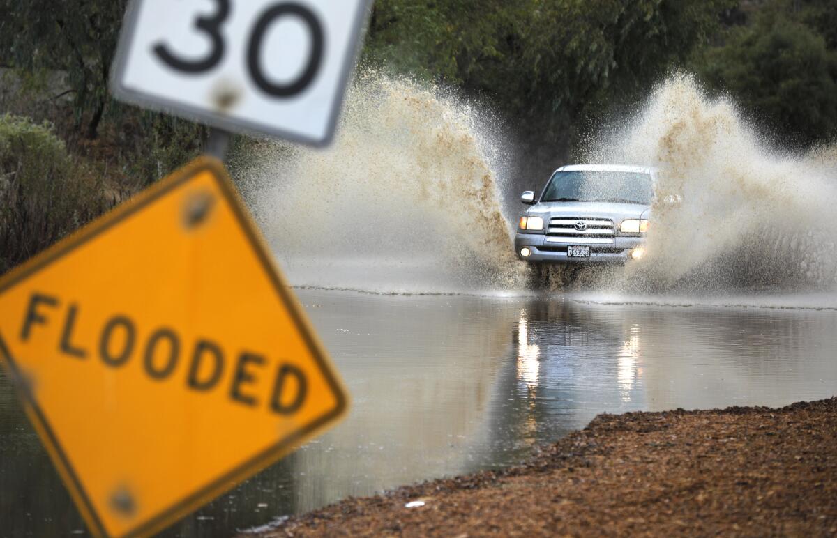 Un camión pasa por agua estancada en la calle Hollister en el valle del río Tijuana cuando la primera tormenta de la temporada pasó por el área el 20 de noviembre de 2019.