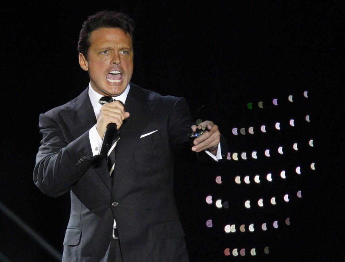 Luis Miguel durante un concierto en el estadio Defensores del Chaco de Paraguay, en noviembre de 2010.