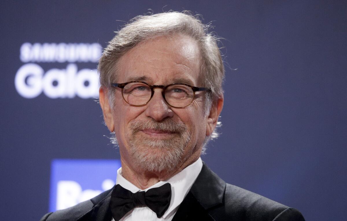 El director de cine Steven Spielberg llega a recibir un galardón por su trayectoria en los Premios