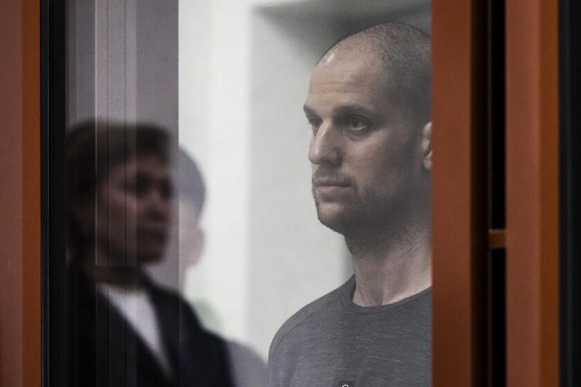 El reportero del Wall Street Journal, Evan Gershkovich, escucha el veredicto en la celda de cristal de un tribunal, dentro del edificio del “Palacio de justicia” en Ekaterimburgo, Rusia, el viernes 19 de julio de 2024. (AP Foto/Dmitri Lovetsky)