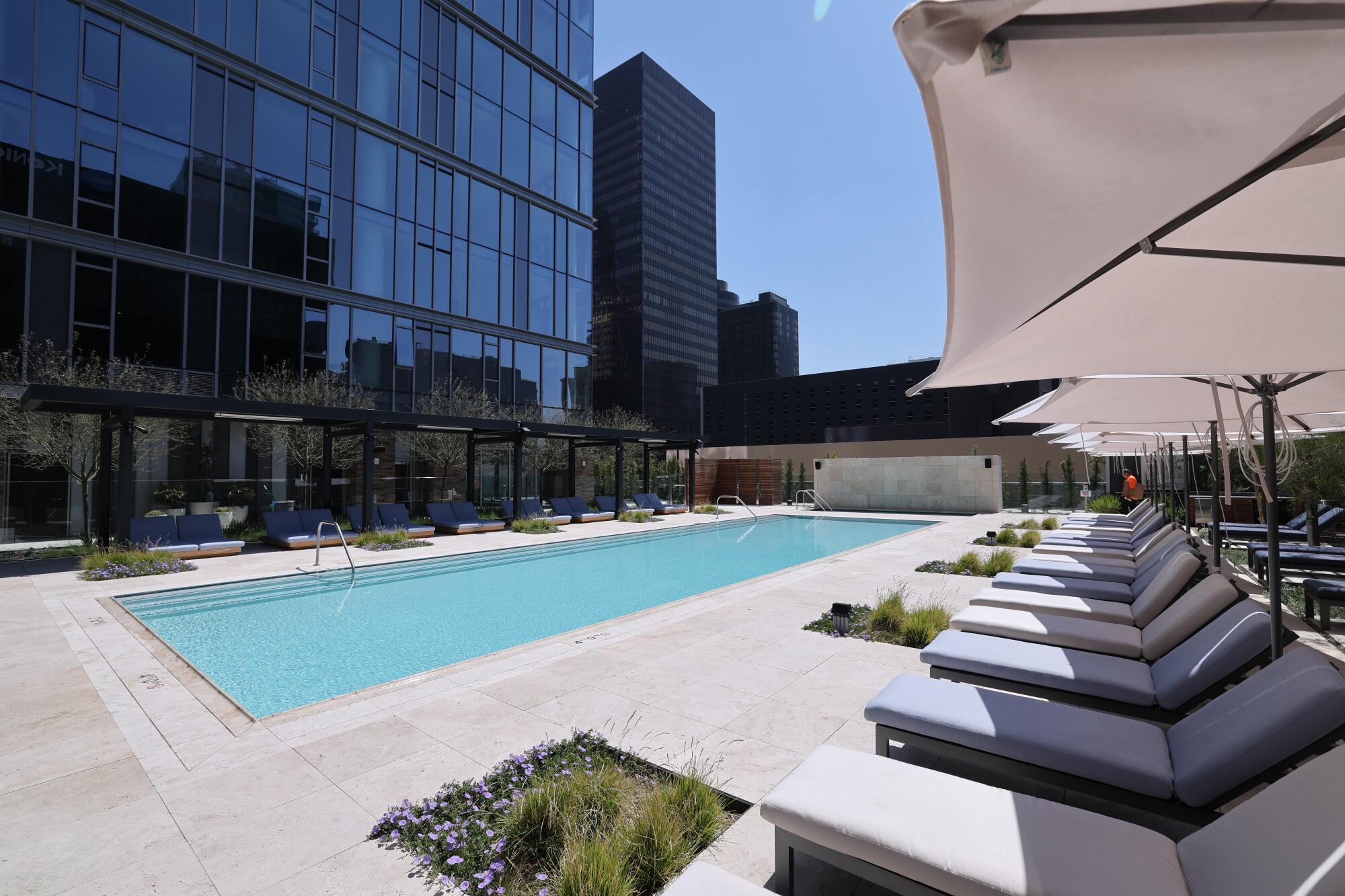 Figueroa Eight features a rooftop saltwater pool with furnished cabanas and poolside bar in downtown Los Angeles.