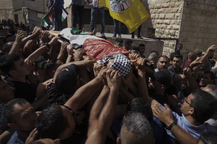ARCHIVO - Dolientes portan el féretro de Rayan Suleiman, un niño palestino de 7 años, durante su funeral en Tequa, Cisjordania, 30 de setiembre de 2022. El mando militar israelí el jueves 6 de octubre de 2022 se autoabsolvió de delito alguno en la muerte del niño, que según sus padres, "murió de miedo" después de una interacción con soldados israelíes en la Cisjordania ocupada. (AP Foto/Mahmoud Illean, File)