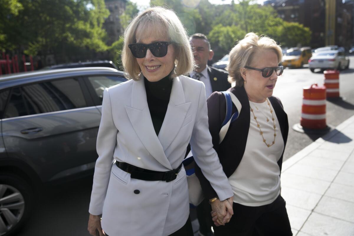 E. Jean Carroll llega al tribunal federal de Manhattan el 8 de mayo de 2023, en Nueva York. (Foto AP /Seth Wenig)