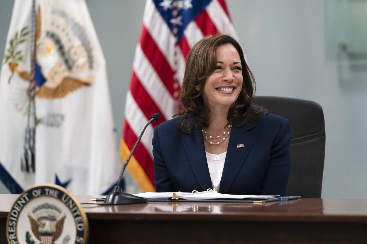 La vicepresidenta Kamala Harris sonríe mientras habla durante una mesa redonda con líderes religiosos 