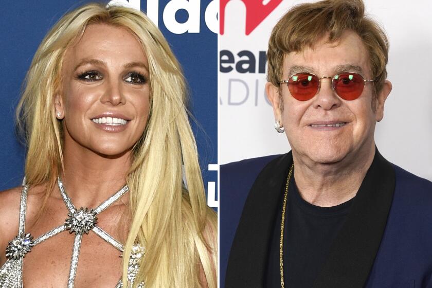 En esta combinación de fotografías Britney Spears en la 29a entrega anual de los Premios GLAAD Media en Beverly Hills, California., el 12 de abril de 2018, izquierda, y Elton John en los Premios iHeartRadio Music el 27 de mayo de 2021 en Los Angeles. Spears y John colaboraron por primera vez para crear la canción lista para el club "Hold Me Closer" en el que los íconos pop toman viejos sonidos para crear algo nuevo. (Foto AP)