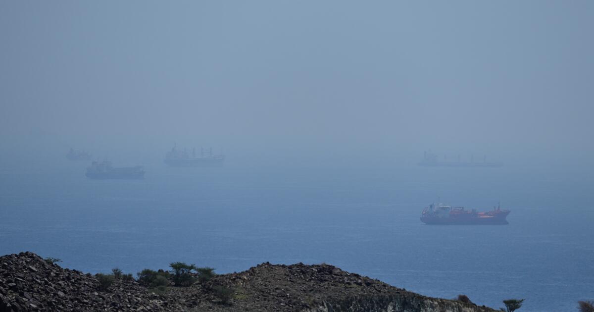 L’Iran tire sur trois navires dans le détroit d’Ormuz après que Trump prolonge le cessez-le-feu