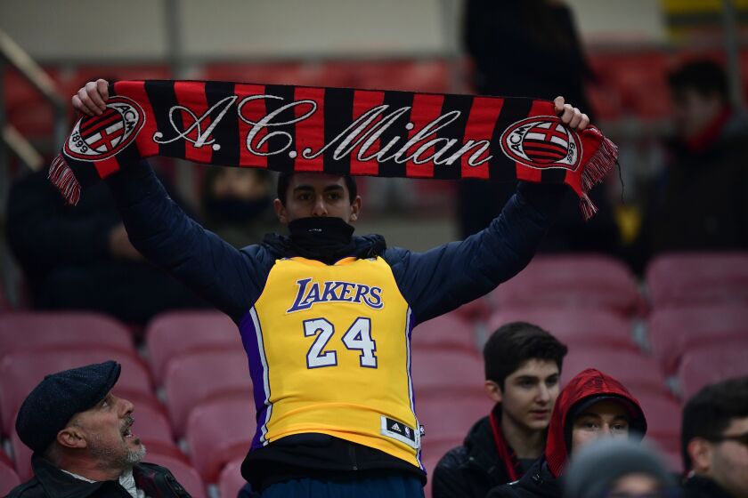 Ac Milan Kobe Bryant S Favorite Italian Soccer Team Pays Tribute During Match Los Angeles Times