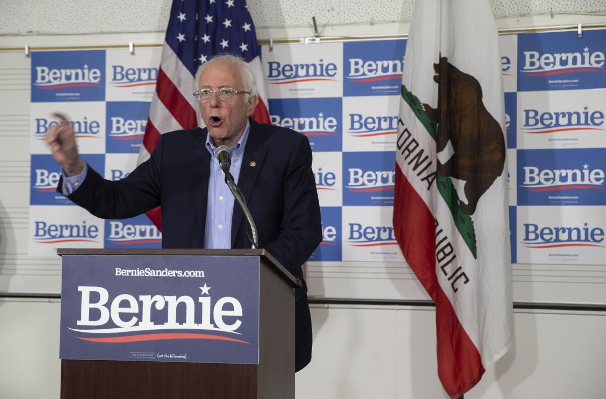 El precandidato presidencial demócrata Bernie Sanders, senador por Vermont, habla en la secundaria Valley en Santa Ana, California, el viernes 21 de febrero de 2020. (AP Foto/Damian Dovarganes)