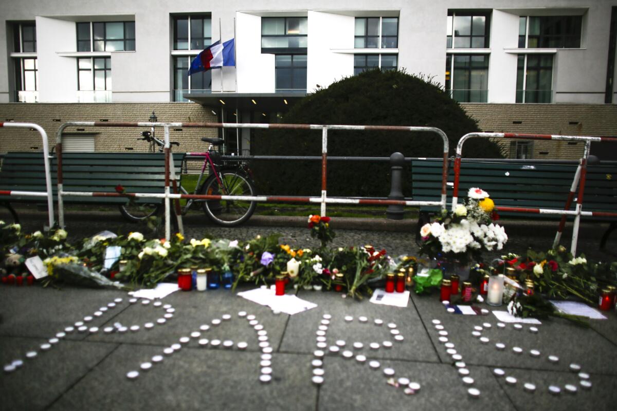 Ofrenda floral en memoria de las personas fallecidas en los atentados en París, frente a la embajada de Francia en Berlín.