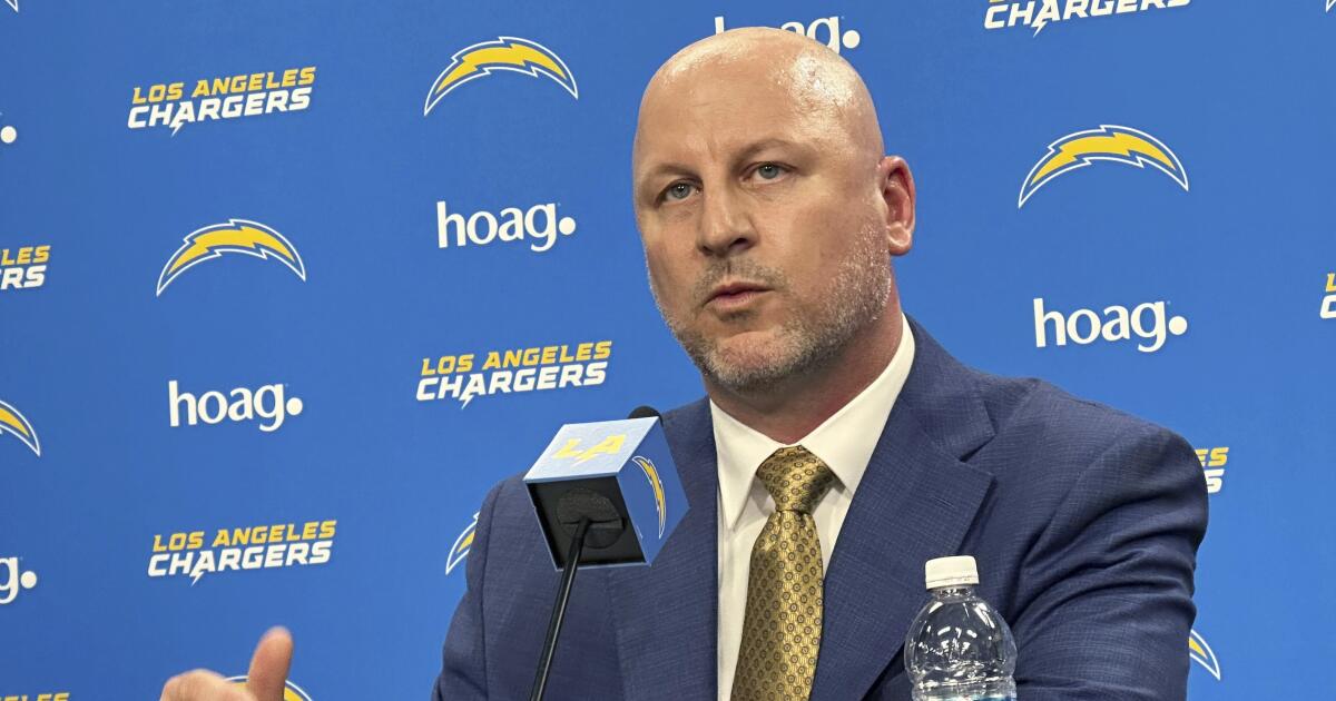 Le nouveau directeur général Joe Hortiz combat les crimes des Chargers avec Jim Harbaugh