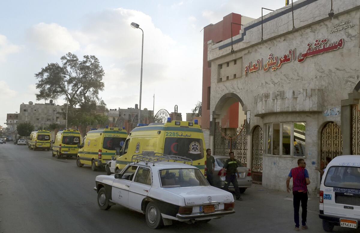 Ambulancias aguardan frente al hospital El Arish International, en El Arish, Egipto, el miércoles 1 de julio debido a que el camino a Sheikh Zuweid, donde se registraron numerosos ataques contra el ejército, no es seguro. Decenas de combatientes islámicos realizaron ataques simultáneos contra retenes militares el miércoles, matando a decenas de soldados. (Foto AP/Muhamed Sabry)