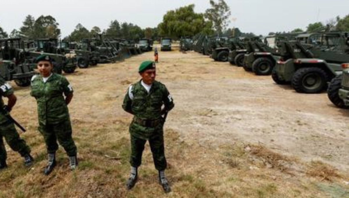 Personal militar permanece junto a maquinaria pesada en la inauguración del inicio de los estudios y trabajos preliminares para la construcción del Aeropuerto Internacional "General Felipe Ángeles", en la Base Aérea Militar número 1 en la población de Santa Lucía, estado de México. EFE/José Méndez/Archivo