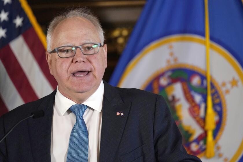 ARCHIVO - El gobernador de Minnesota, Tim Walz, habla ante los medios el 9 de noviembre de 2022, en St. Paul, Minnesota. (AP foto/Abbie Parr, Archivo)