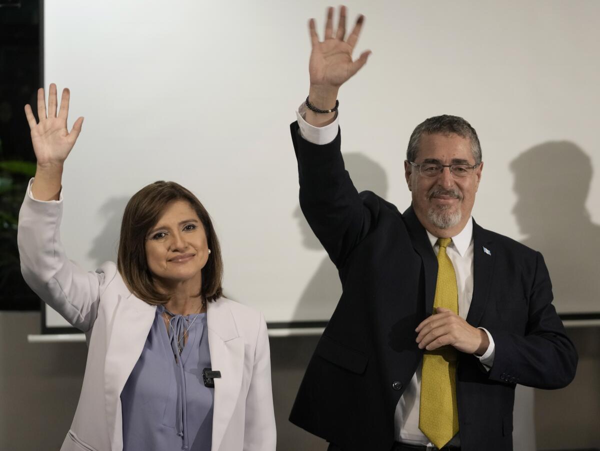 El candidato presidencial Bernardo Arévalo y su compañera de fórmula Karin Herrera 