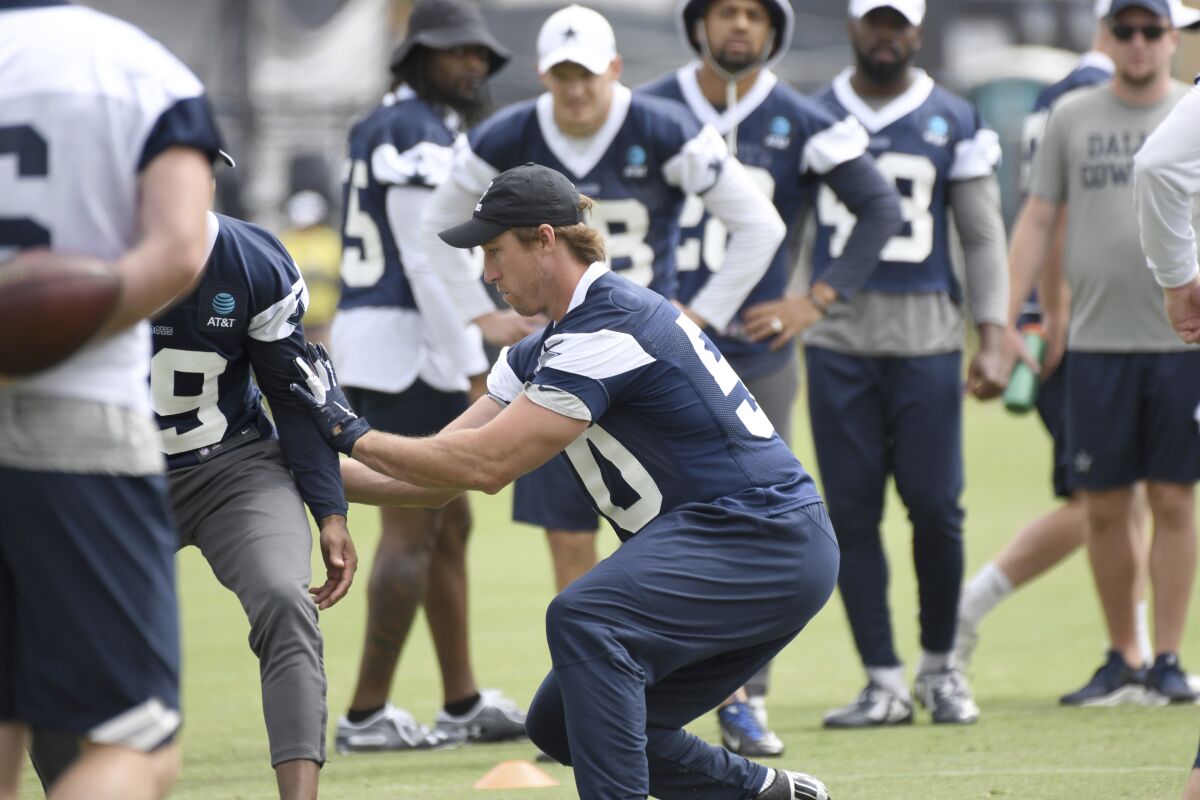 Stan Lee works on a drill with teammates at Cowboys camp