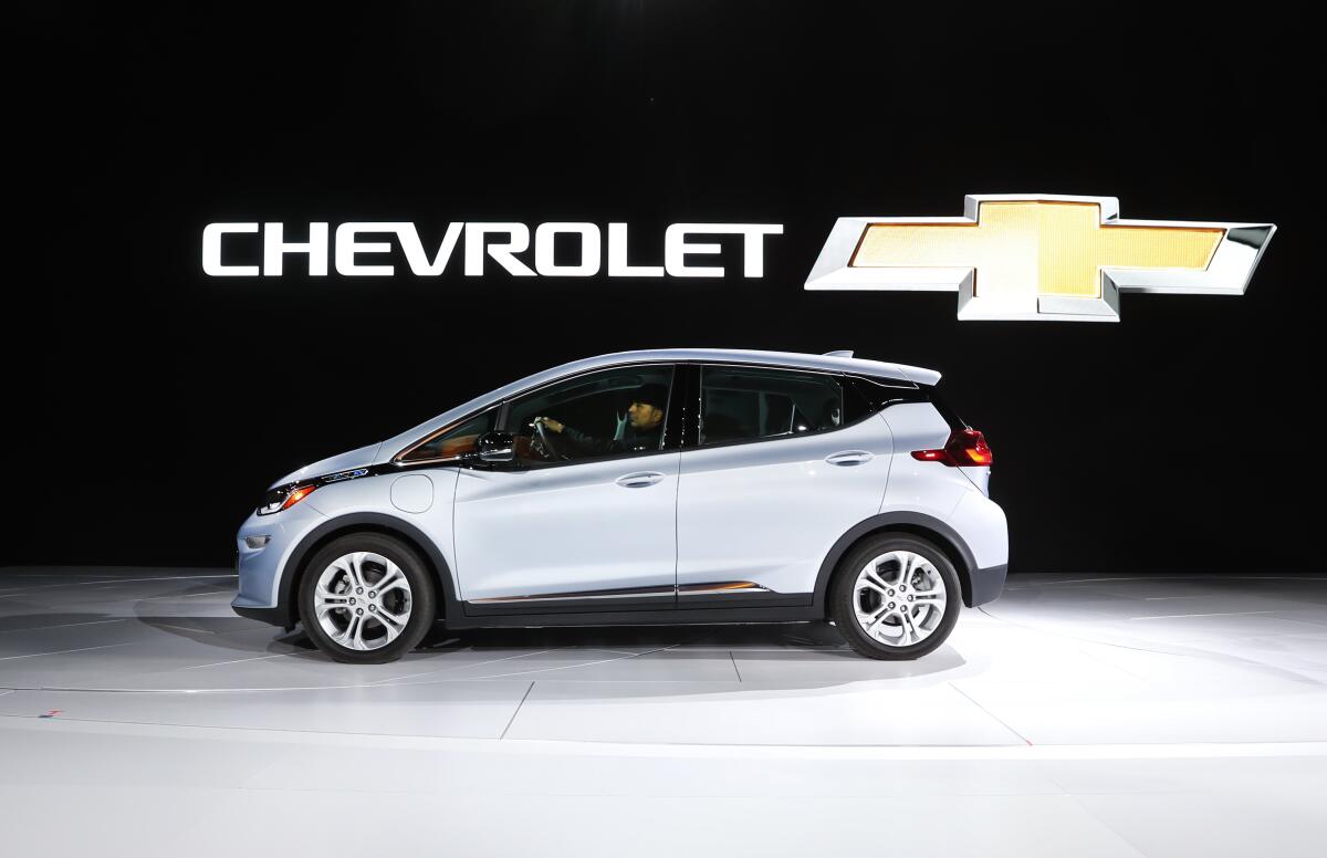 Chevrolet presenta su modelo Chevrolet Bolt en el Salón del automóvil de Detroit, 
