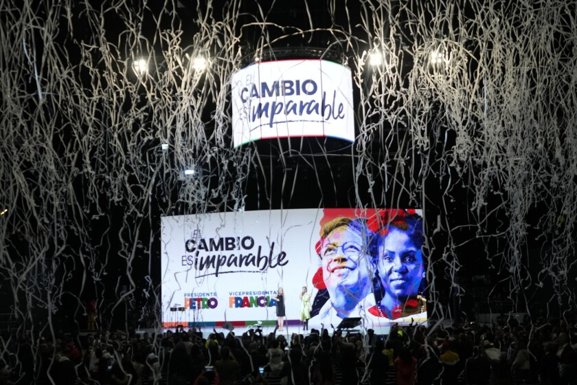 Confeti explota sobre una pantalla que muestra las fotos del candidato Gustavo Petro (izquierda), y 