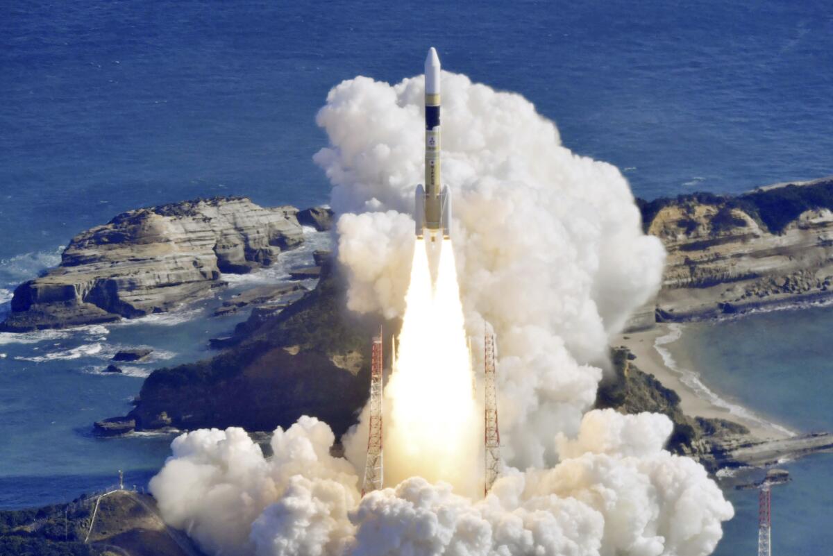 Un cohete H2A despega de la plataforma de lanzamiento del Centro Espacial Tanegashima, 