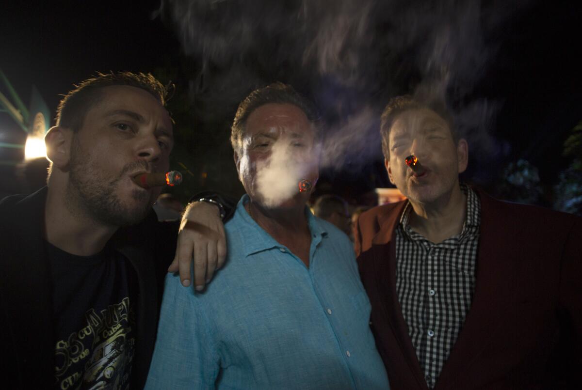 Hombres fuman puros durante la noche inaugural del XXII Festival del Habano en La Habana, Cuba