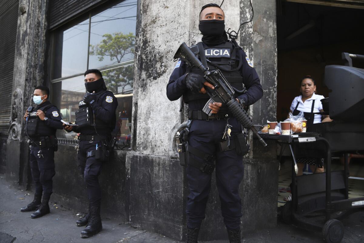 ARCHIVO - Agentes de la policía fuertemente armados 