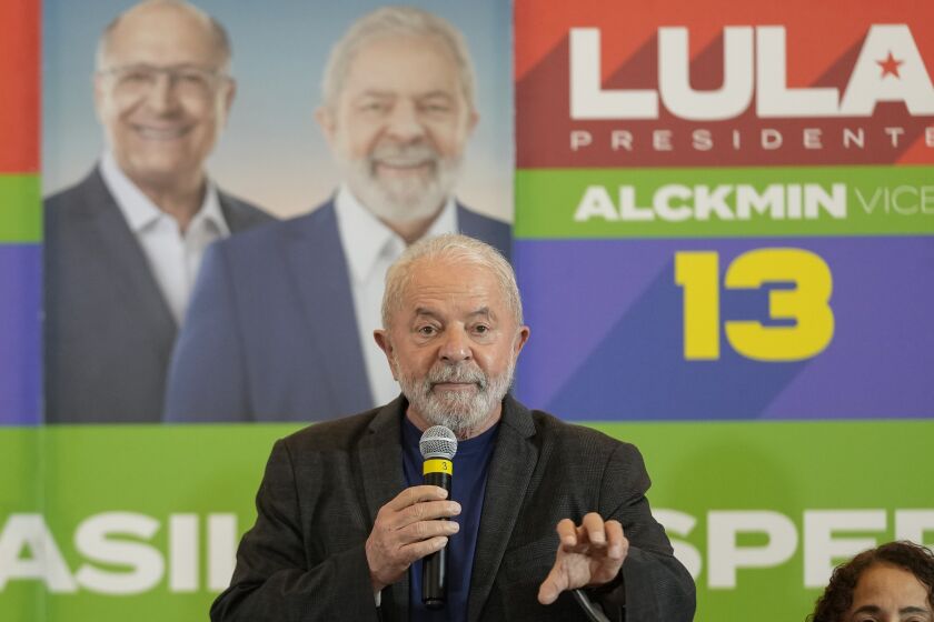 El expresidente brasileño Luiz Inácio Lula da Silva, quien busca ocupar nuevamente el cargo, da una declaración a la prensa, el lunes 3 de octubre de 2022, en Sao Paulo. (AP Foto/André Penner)