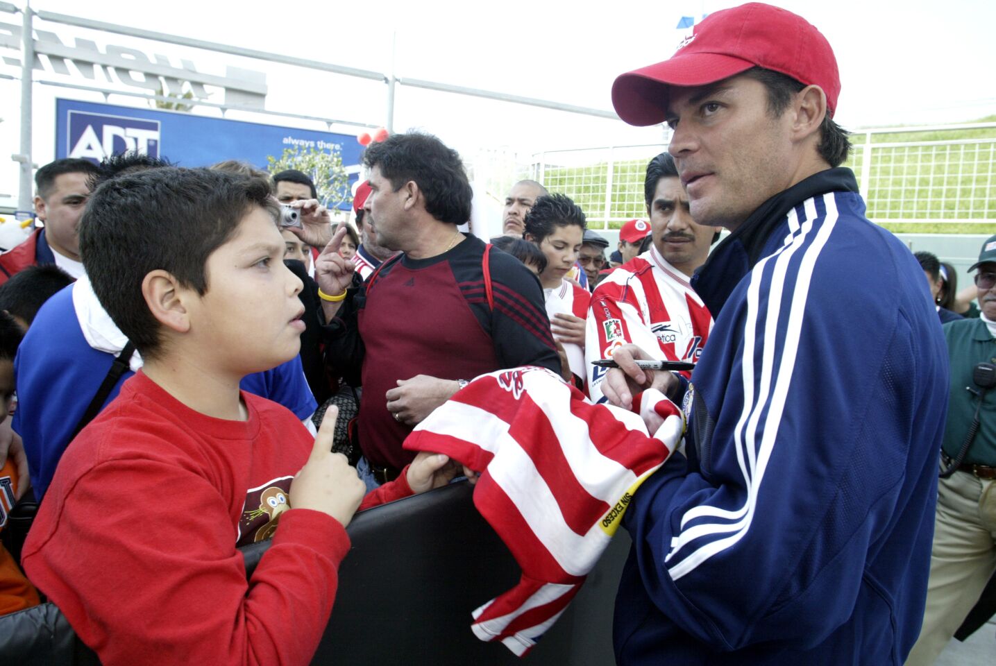 El mundialista de Estados Unidos 1994 y Francia 1998 llegó a Chivas USA después de pasar por Guadalajara. Uno de los más talentosos zurdos mexicanos, llegó a Chivas USA y fue capitán en ese equipo, pero sufrió muchas lesiones y se retiró en 2007.