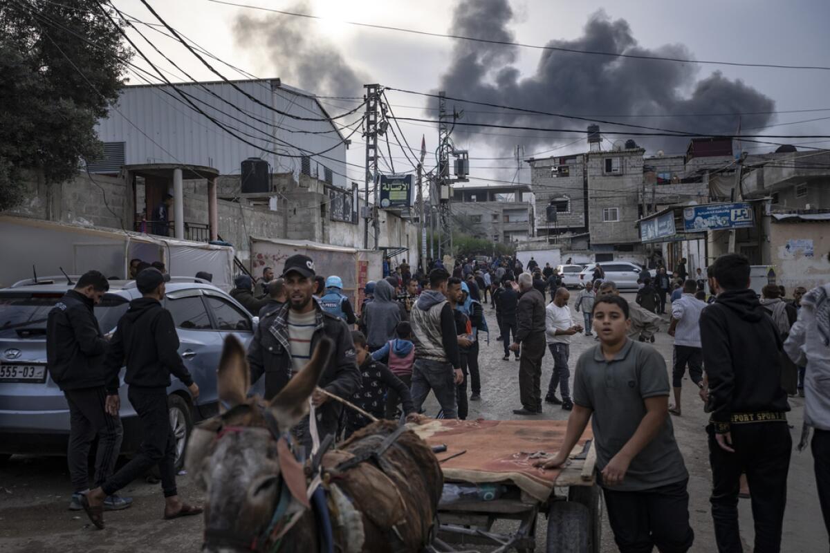 Columnas de humo se alzan de edificios