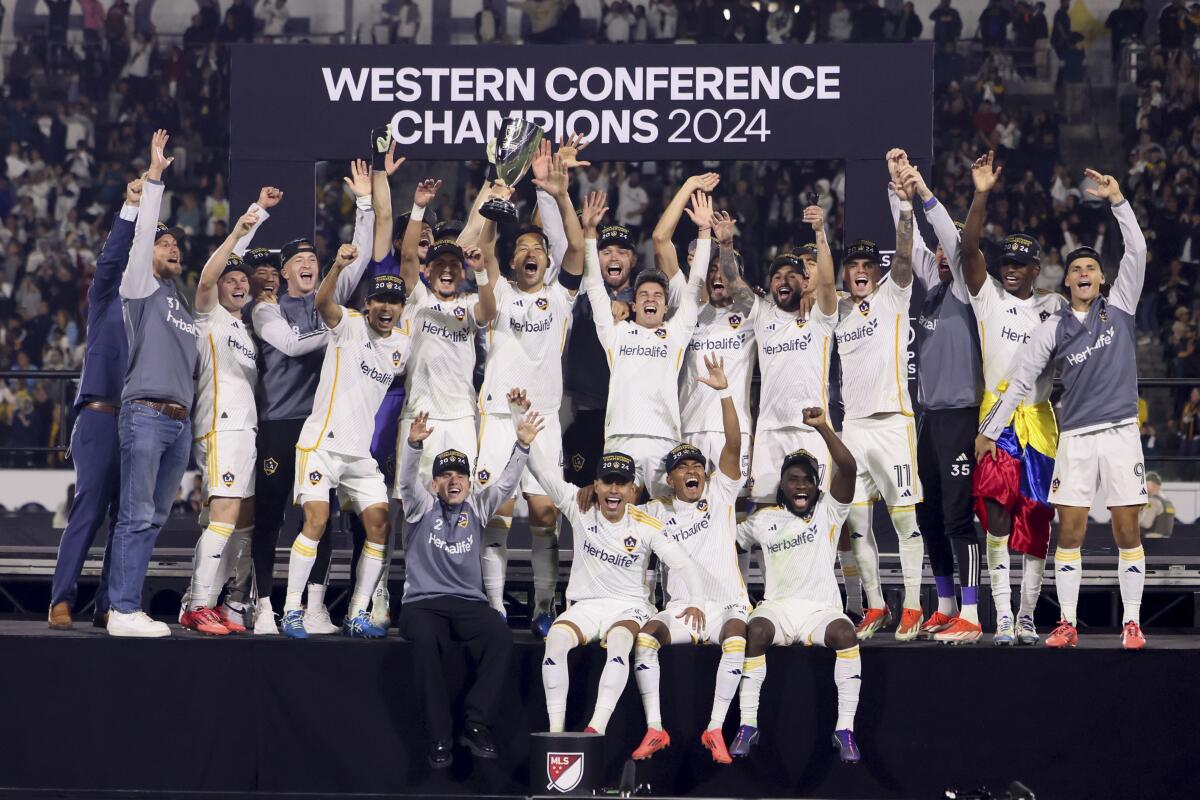 Jugadores del LA Galaxy celebran en el podio.