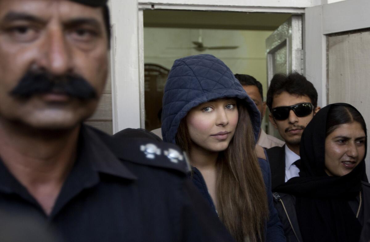 La supermodelo paquistaní Ayaan Ali sale de un tribunal en Rawalpindi, Pakistán, el 1 de junio del 2015. Un abogado del gobierno dijo el 3 de junio que un tribunal paquistaní rechazó el pedido de fianza de lAli, que está detenida desde marzo después que la sorprendieron tratando de viajar a Dubai con medio millón de dólares en efectivo en su equipaje (AP Foto/B.K. Bangash)