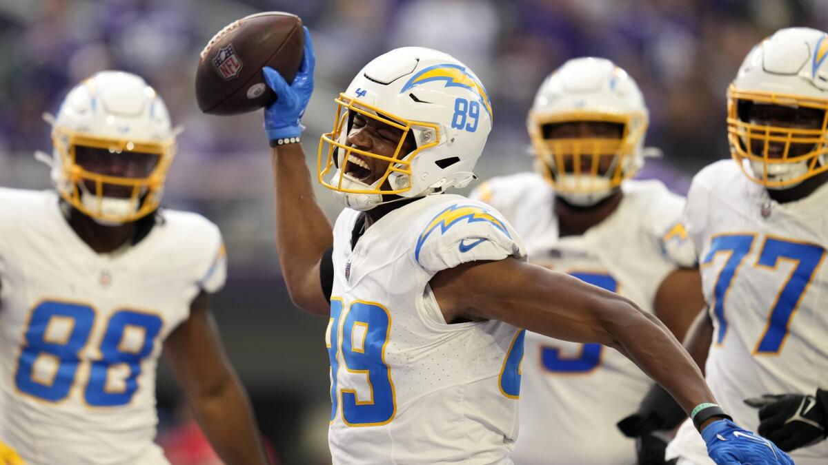 NFL Week 3 early games live tracker: Chargers hold off Vikings' late push