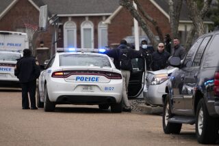 Policías trabajan en la escena de un crimen en Memphis, Tennessee, el martes 24 de enero de 2023. (Foto AP/Gerald Herbert)