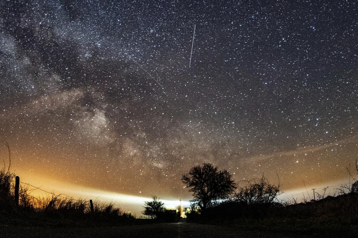 The Lyrid meteor shower peaks tonight across Germany with up to 20 shooting stars per hour under clear skies