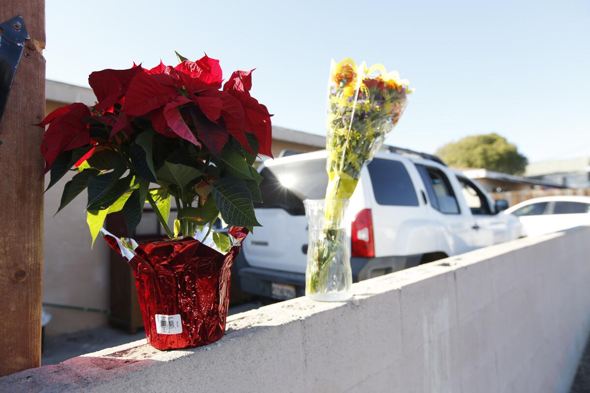 Con flores en la barda de una casa en Paradise Hills, recuerdan a las víctimas de asesinato y suicidio el sábado. Se sospecha que el padre mató a su esposa y a sus cuatro hijos.
