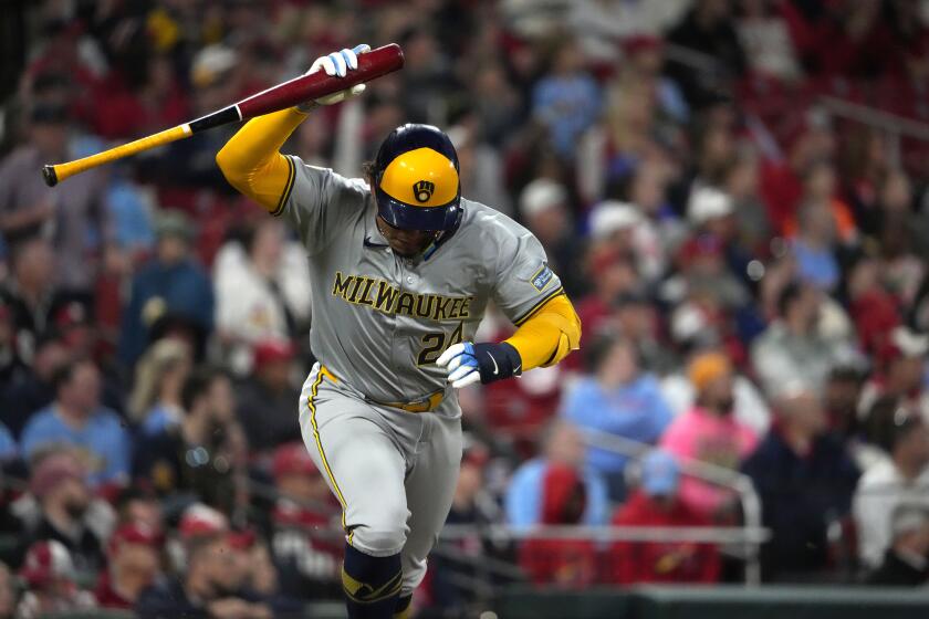 El venezolano William Contreras lanza el bate tras conectar un doble productor en la tercera entrada del encuentro ante los Cardenales de San Luis, el viernes 19 de abril de 2024 (AP Foto/Jeff Roberson)