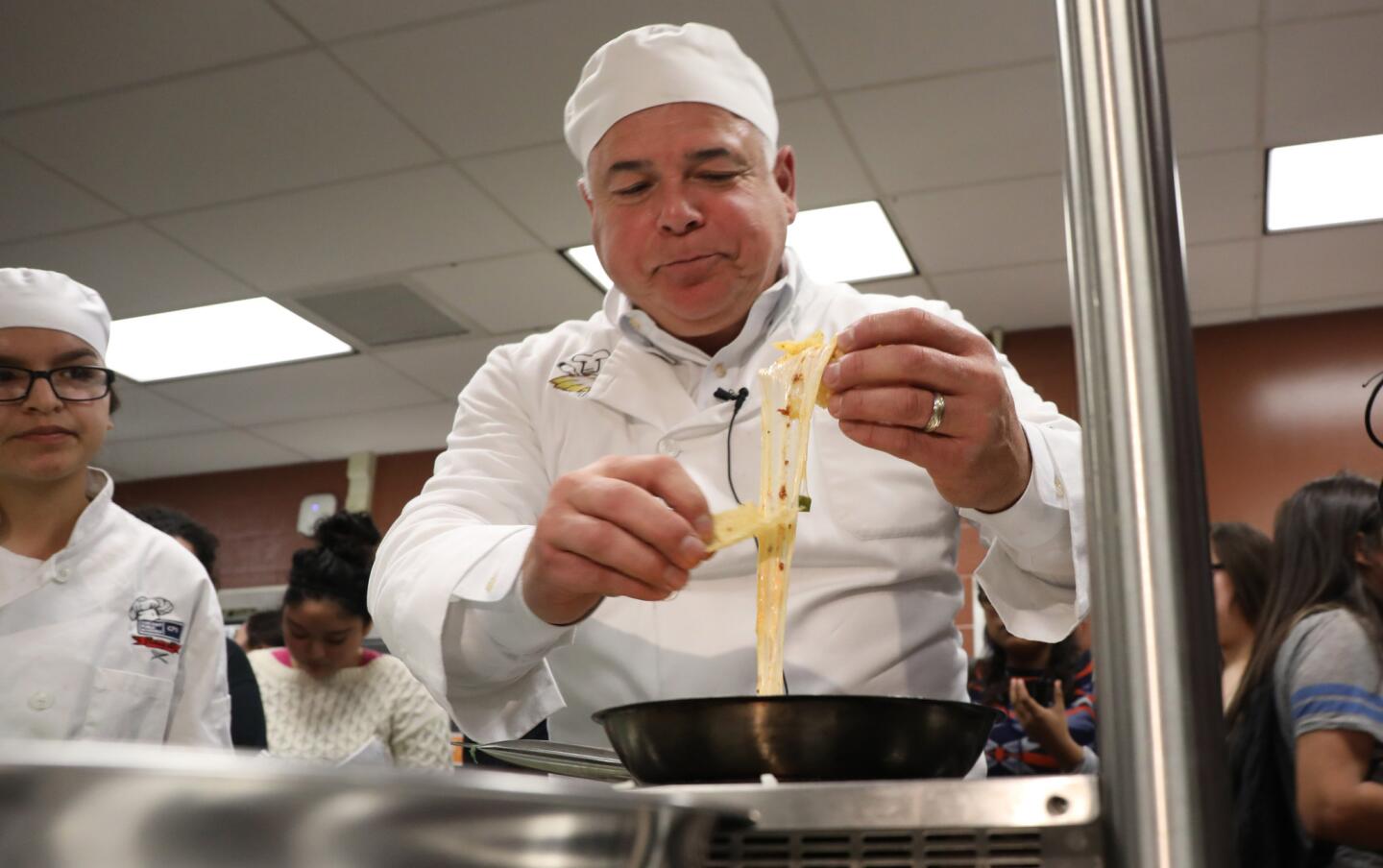 New White Sox manager Rick Renteria met with culinary students at Benito Juarez Community Academy on Jan. 25, 2017. He spoke of his love for cooking while making some queso fundido.