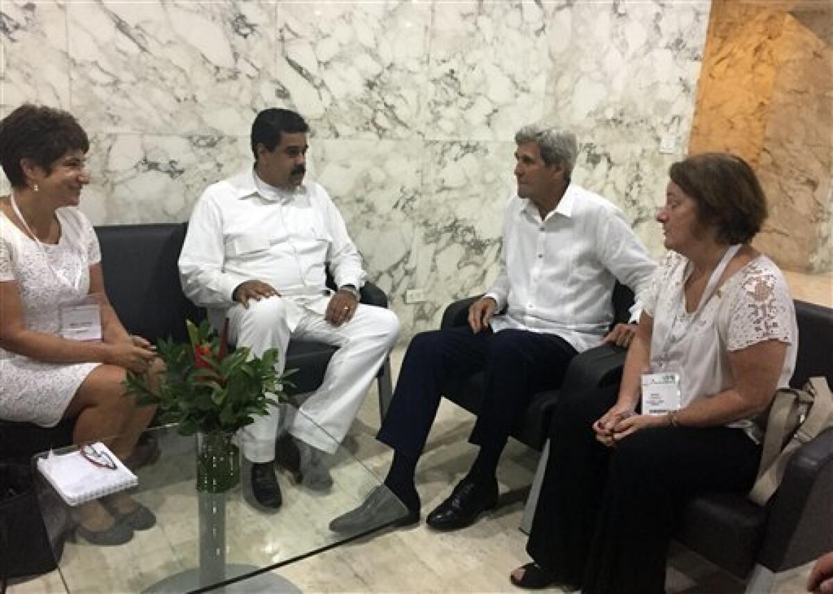 El secretario de Estado estadounidense John Kerry, derecha, se reúne con el presidente venezolano Nicolás Maduro en Cartagena, Colombia, el lunes 26 de septiembre de 2016.