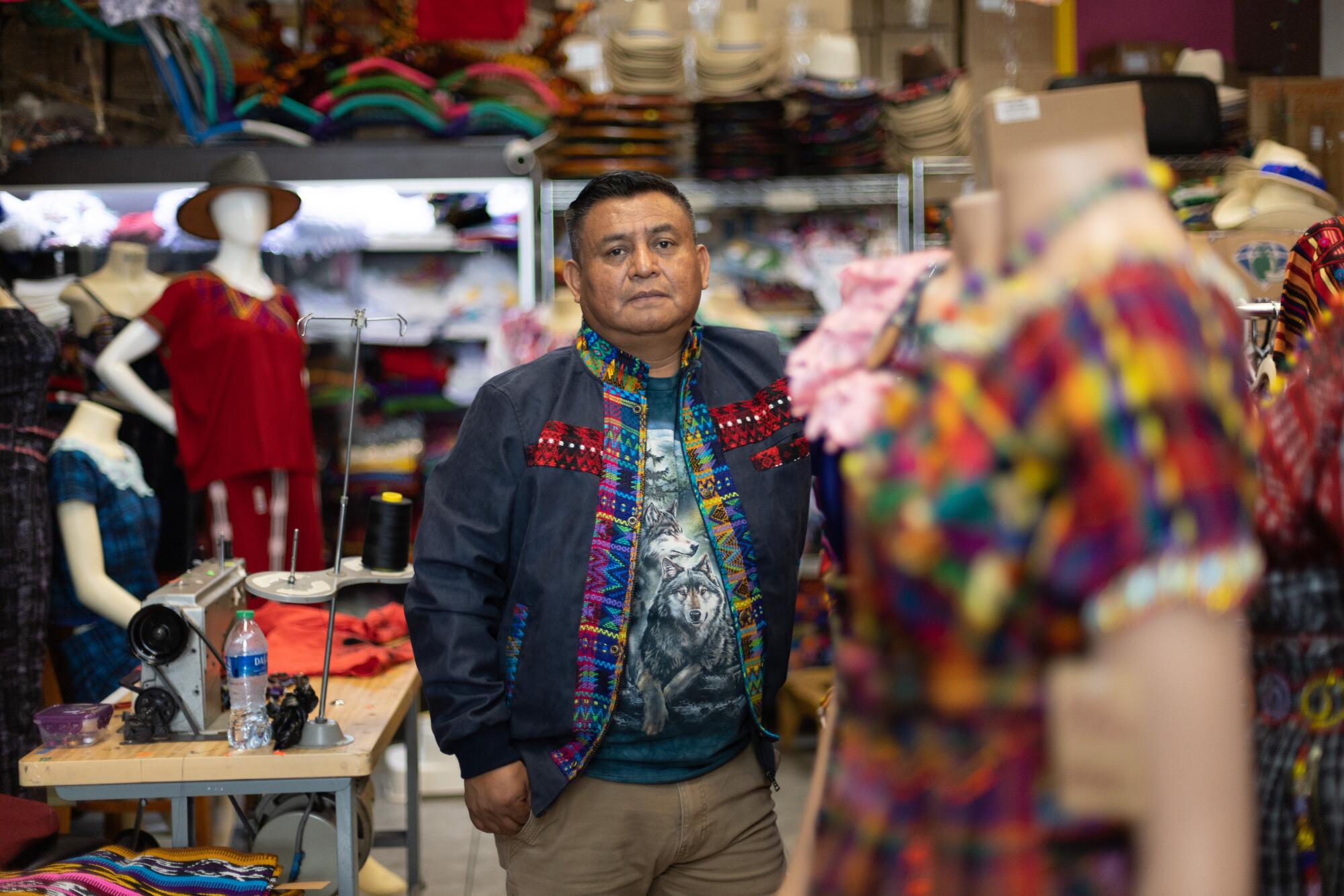 Bartolo Hernandez, 53, en su tienda en Los Angeles, Arte Textiles Maya el el martes de junio 12, 2024.