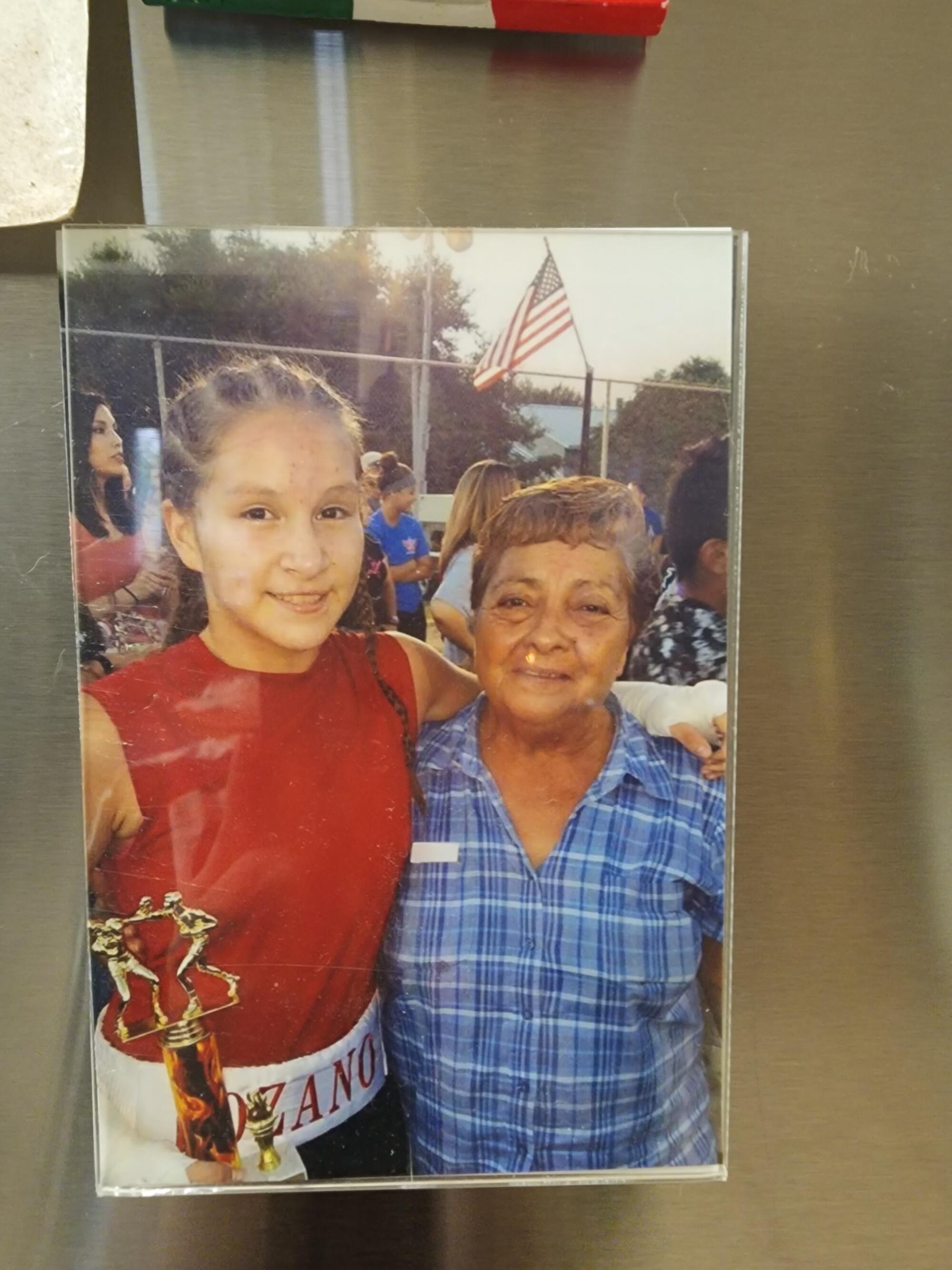 左为詹妮弗·洛扎诺 (Jennifer Lozano)，站在她祖母弗吉尼亚·桑切斯·奎瓦斯 (Virginia Sánchez Cuevas) 旁边，后者于 2017 年在一次枪击事件中丧生。