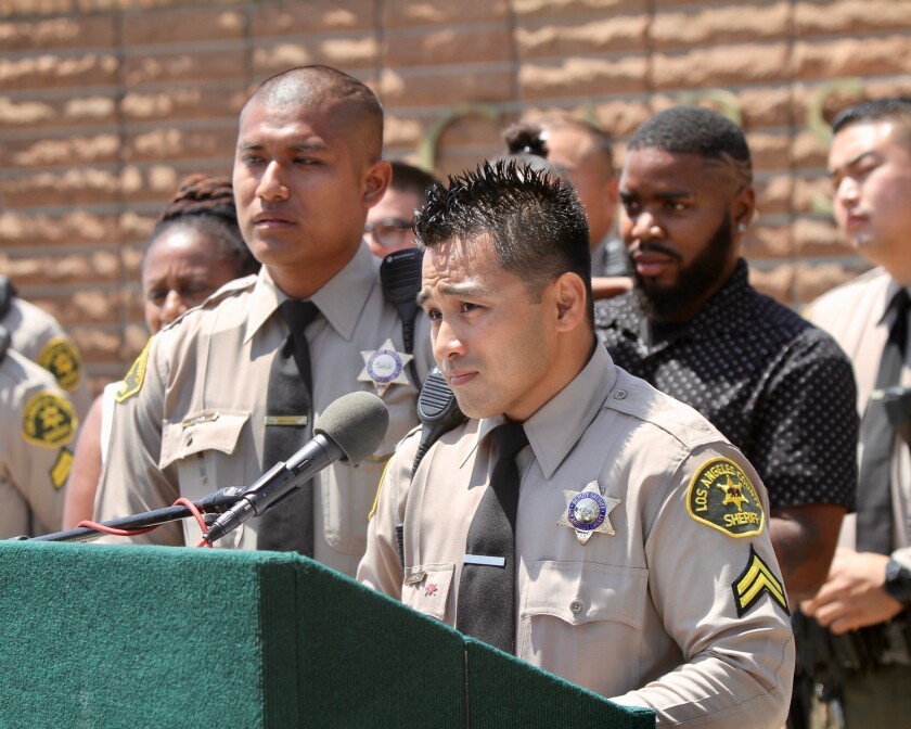 El agente Melvin Castro en el podio junto con su aprendiz, el oficial Omar Sánchez explican el episodio en el que le salvaron la vida a una menor.