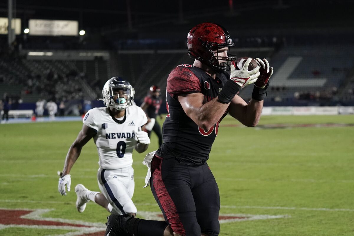 San Diego State tight end Daniel Bellinger makes a first-quarter touchdown catch.