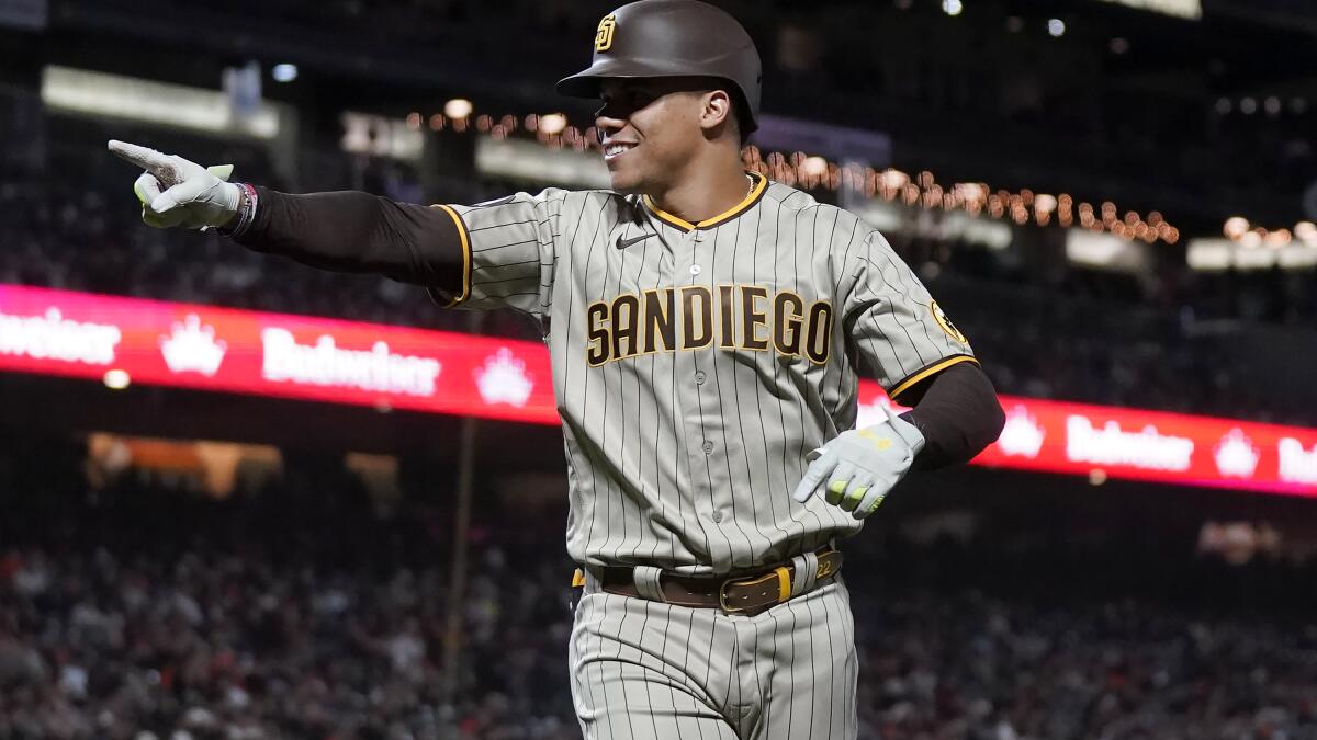 San Diego Padres' Juan Soto hit by pitch, suffers right shoulder contusion  - ESPN