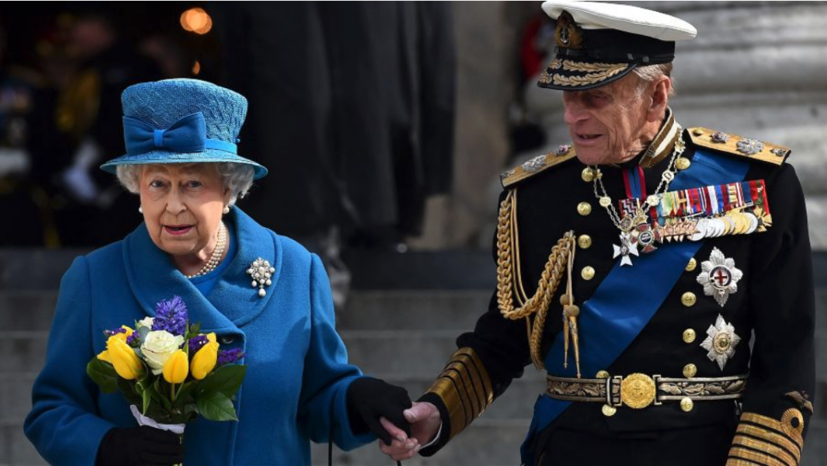 En una imagen tomada el 13 de marzo de 2015, la reina Isabel II y el príncipe Felipe