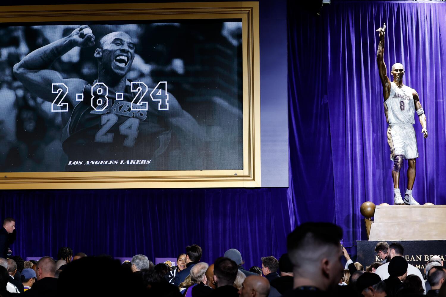 Los Lakers develan estatua de bronce de Kobe Bryant con detalles 'íntimos y especiales'