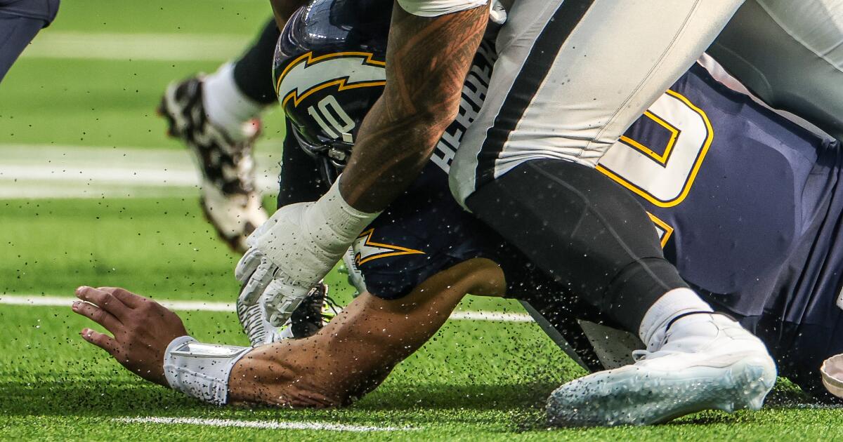 Inside the pain and changes Justin Herbert faces playing with cast Inside the pain and changes Justin Herbert faces playing with cast