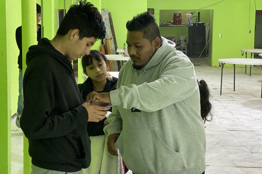 Carlos Miguel Romero ayuda a los migrantes como él a llenar la aplicación CBP One.