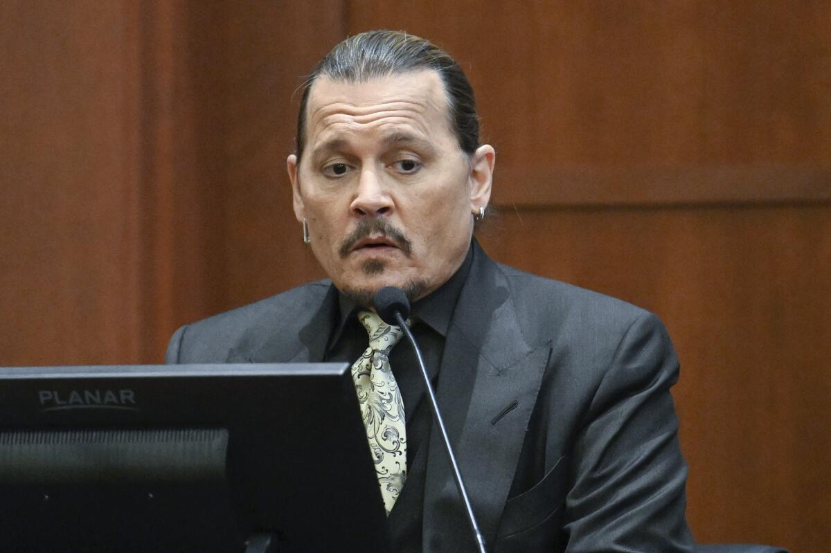 El actor Johnny Depp testifica durante una audiencia en la corte de circuito del condado de Fairfax 