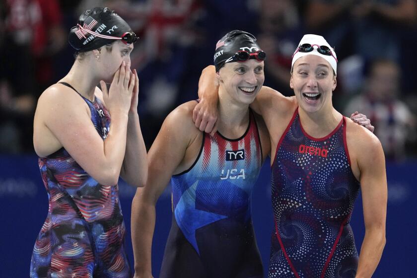 Claire Weinstein, Katie Ledecky y Paige Madden reaccional ganar la medalla de plata en el 4x200 libre femenino de los Juegos Olímpicos de París el jueves 1 de agosto del 2024. (AP Foto/Ashley Landis)