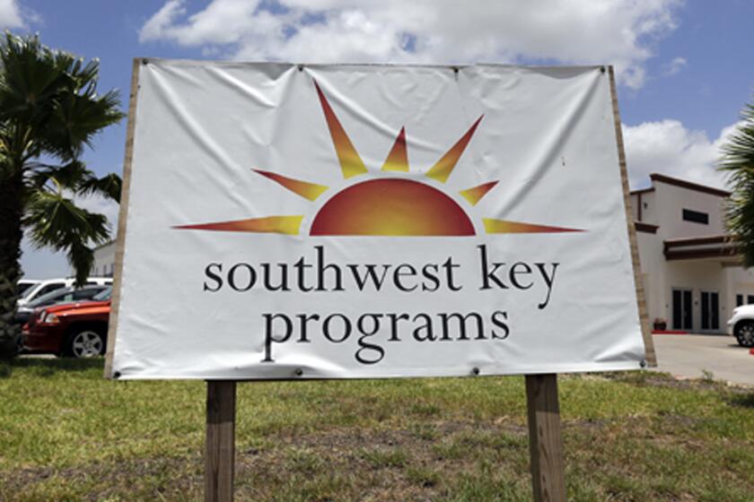 ARCHIVO - Un letrero de Southwest Key Programs fotografiado el 20 de junio de 2014, en Brownsville, Texas. Southwest Key es el mayor proveedor de alojamiento para niños migrantes que viajan solos. (Foto AP/Eric Gay, Archivo)